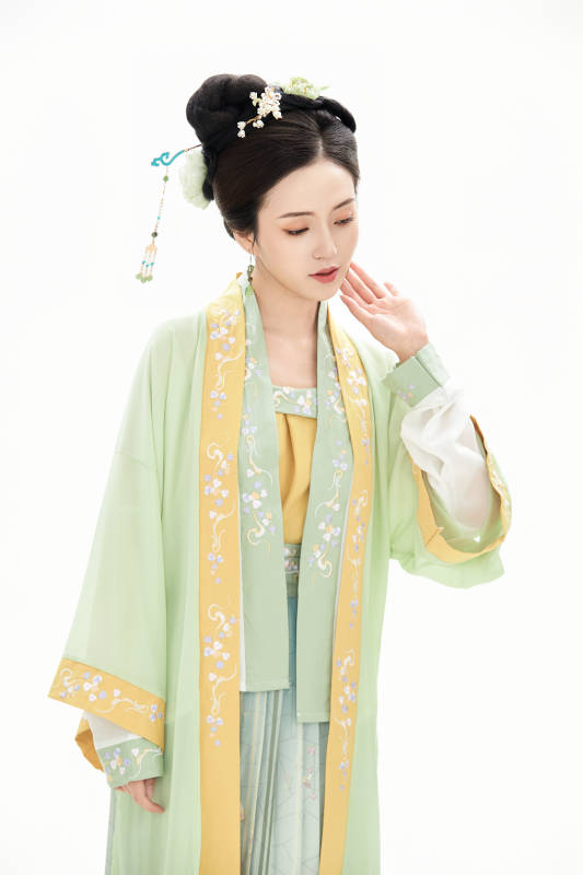 白色背景下穿著南北宋朝漢服的少女