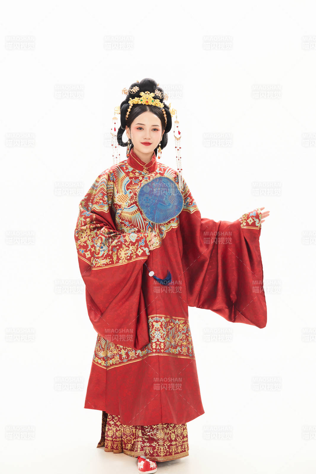 白色背景下穿著中國明朝明制漢服服飾的少女