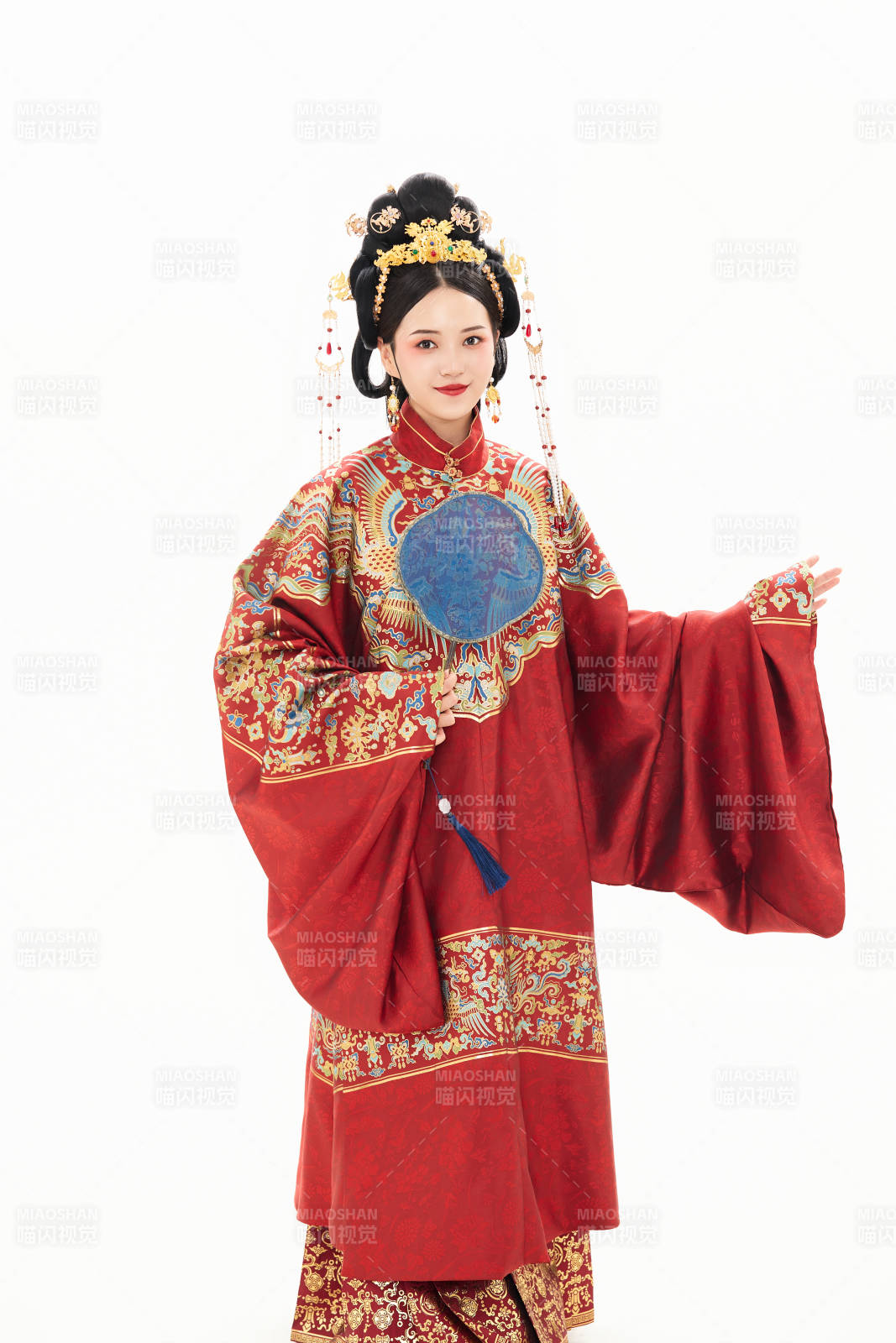 白色背景下穿著中國明朝明制漢服服飾的少女