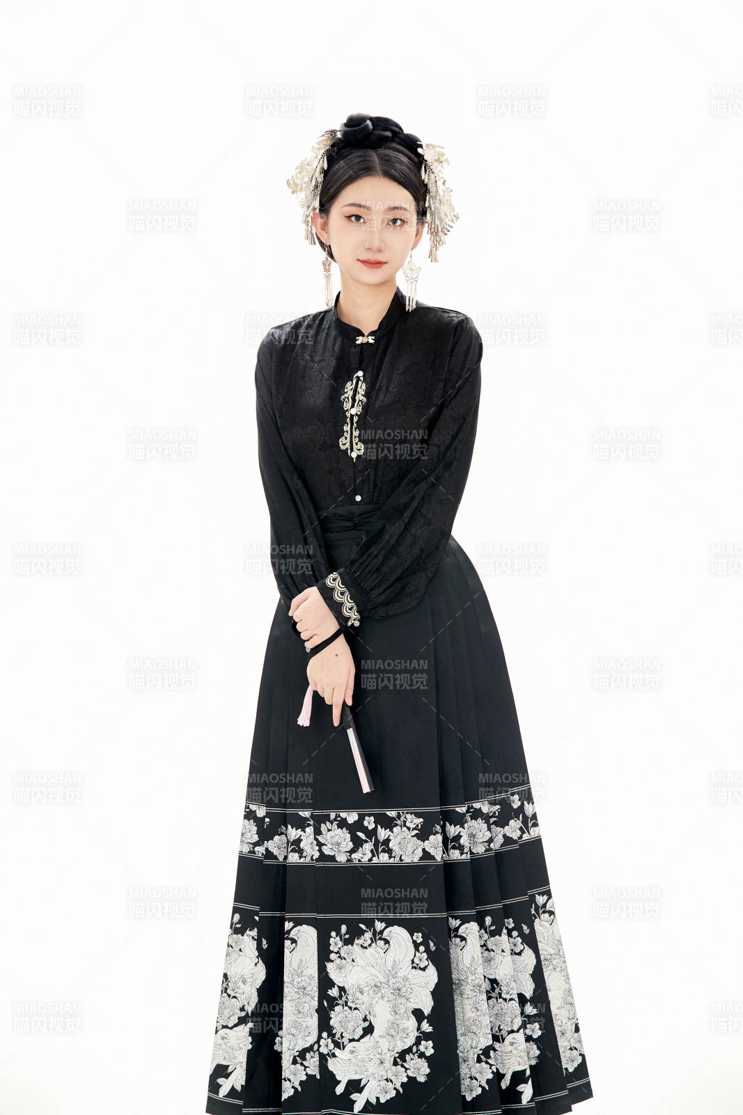 白色背景下穿著明制漢服服飾馬面裙的少女