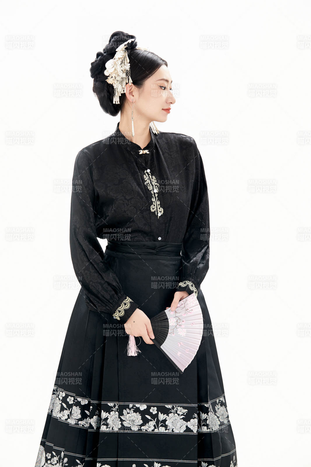 白色背景下穿著明制漢服服飾馬面裙的少女