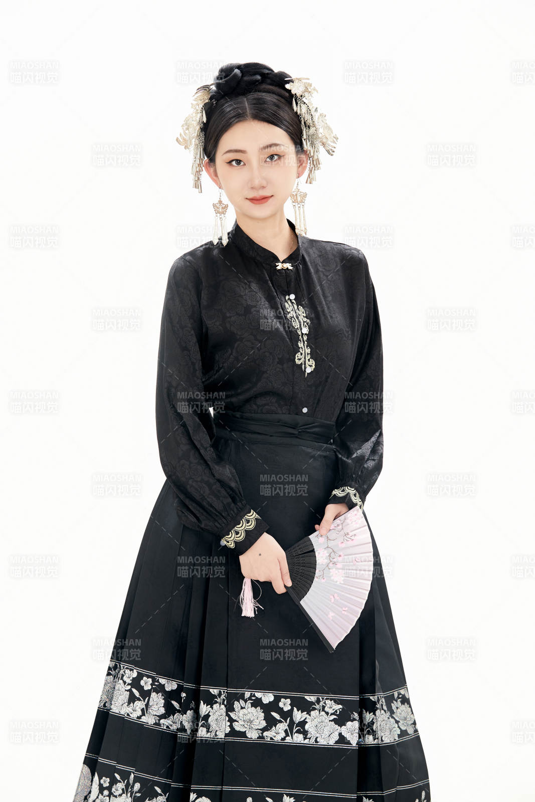 白色背景下穿著明制漢服服飾馬面裙的少女