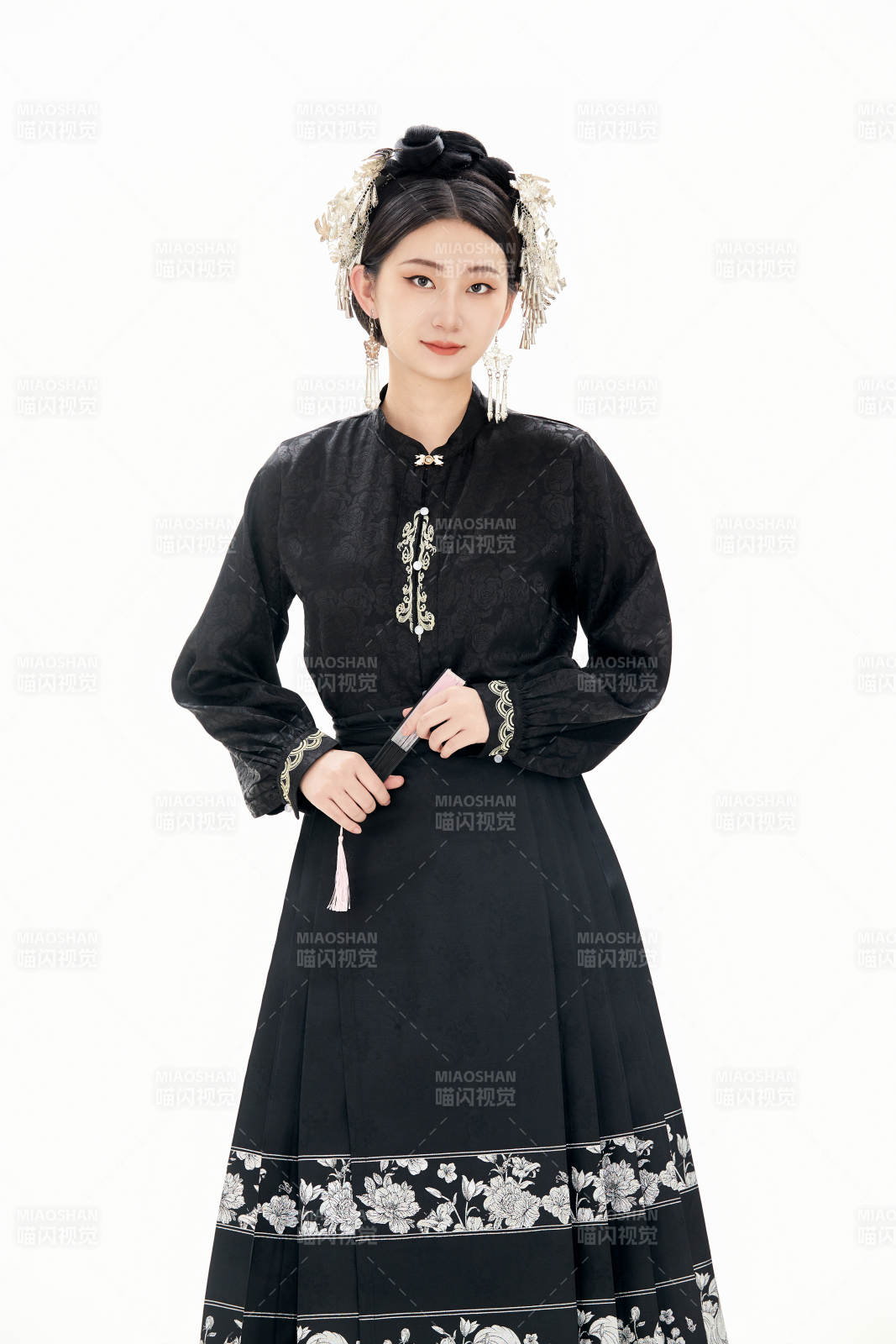 白色背景下穿著明制漢服服飾馬面裙的少女