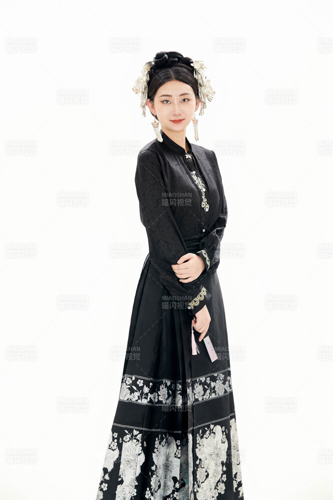 白色背景下穿著明制漢服服飾馬面裙的少女