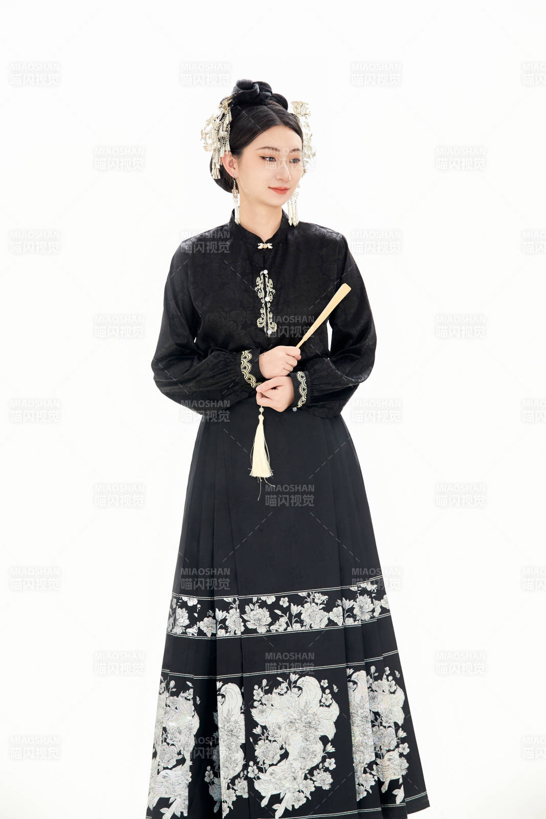 白色背景下穿著明制漢服服飾馬面裙的少女