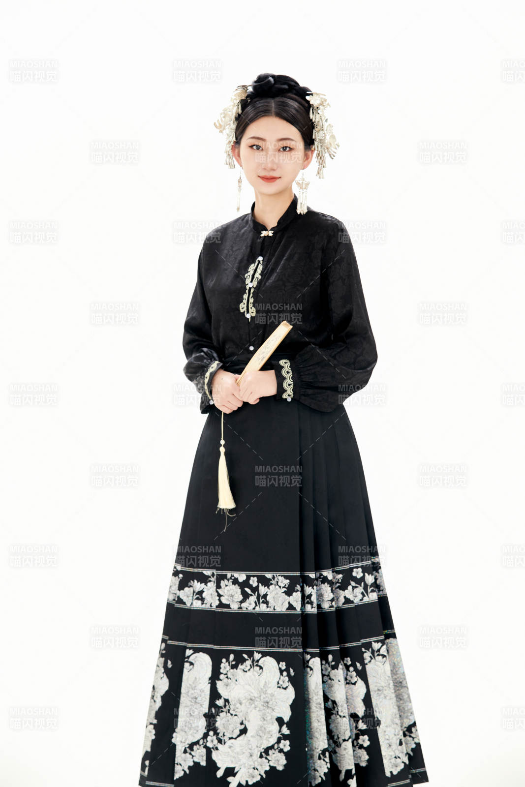 白色背景下穿著明制漢服服飾馬面裙的少女