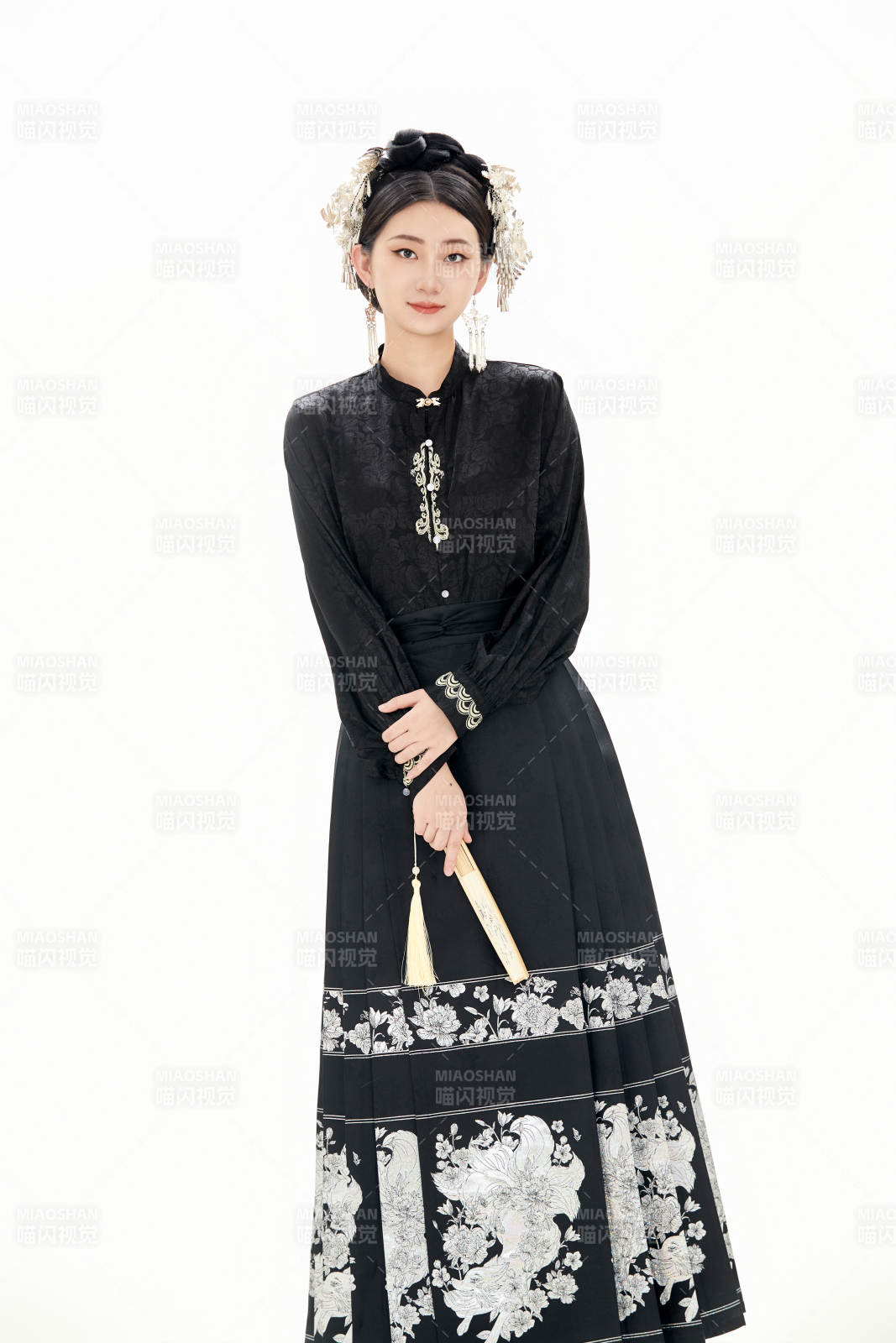 白色背景下穿著明制漢服服飾馬面裙的少女