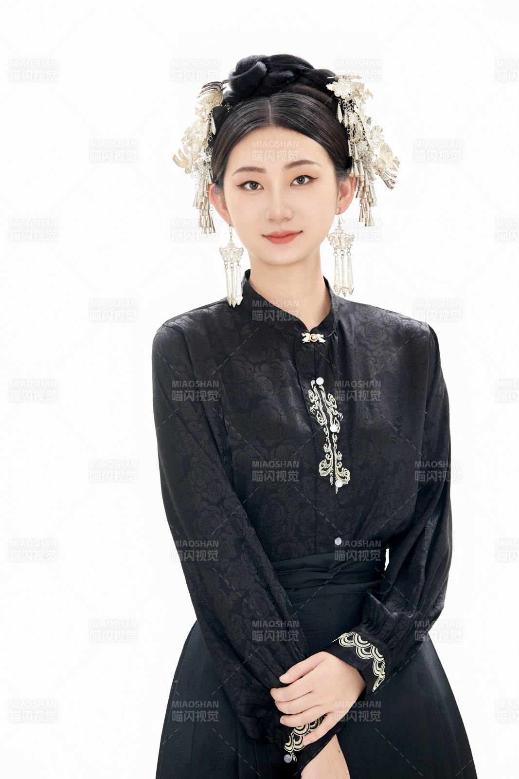 白色背景下穿著明制漢服服飾馬面裙的少女