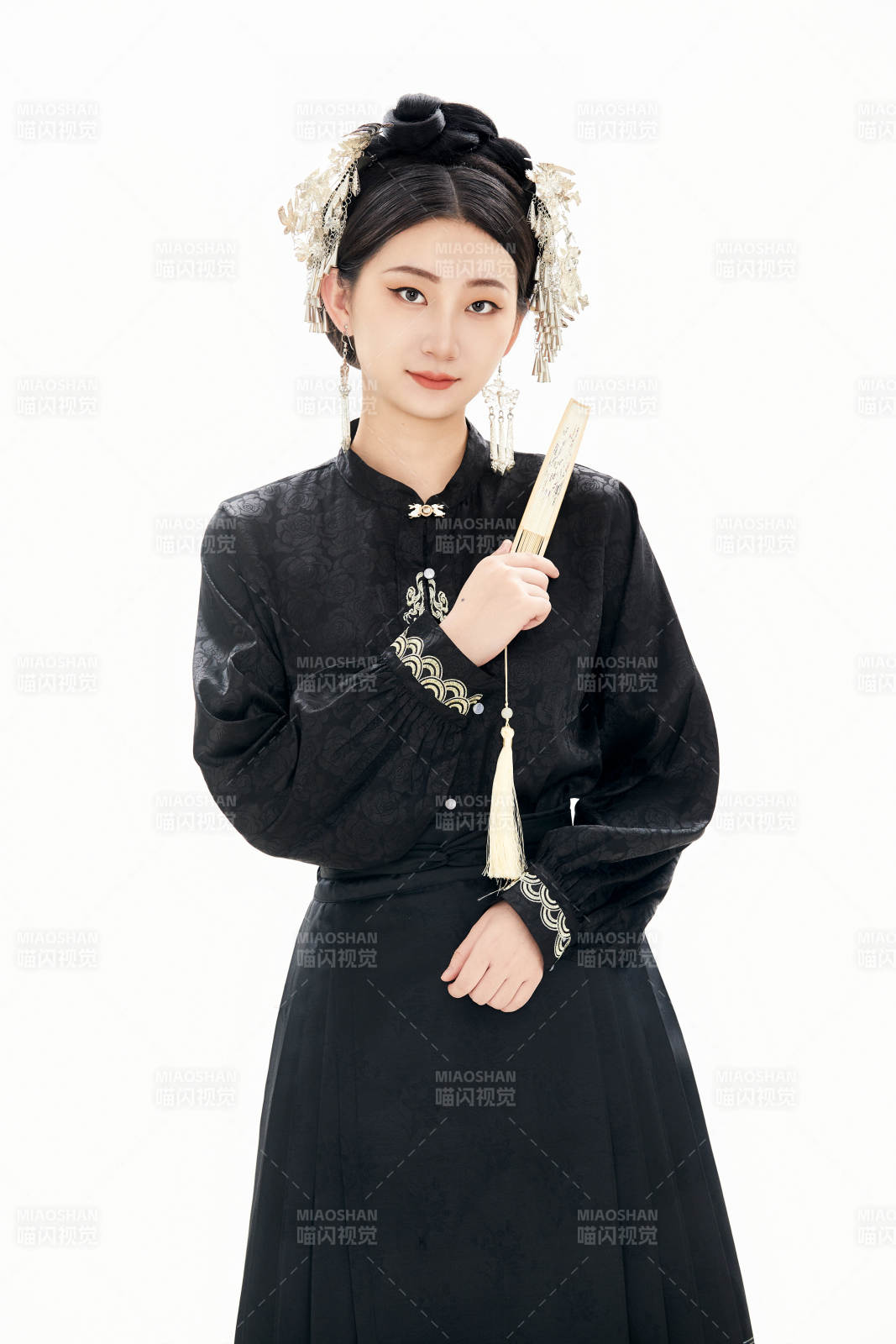 白色背景下穿著明制漢服服飾馬面裙的少女