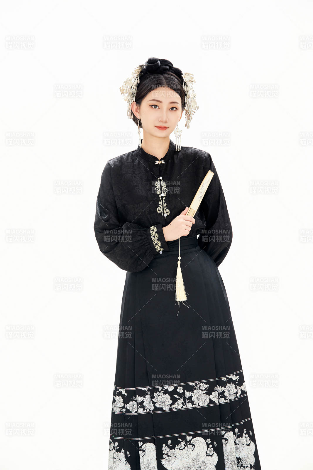 白色背景下穿著明制漢服服飾馬面裙的少女