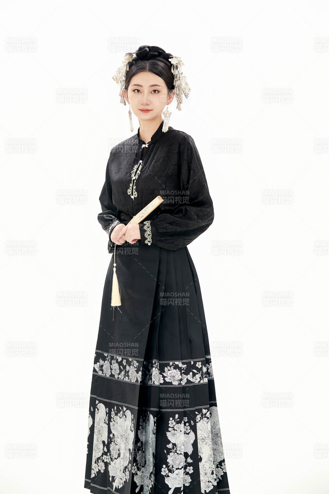 白色背景下穿著明制漢服服飾馬面裙的少女