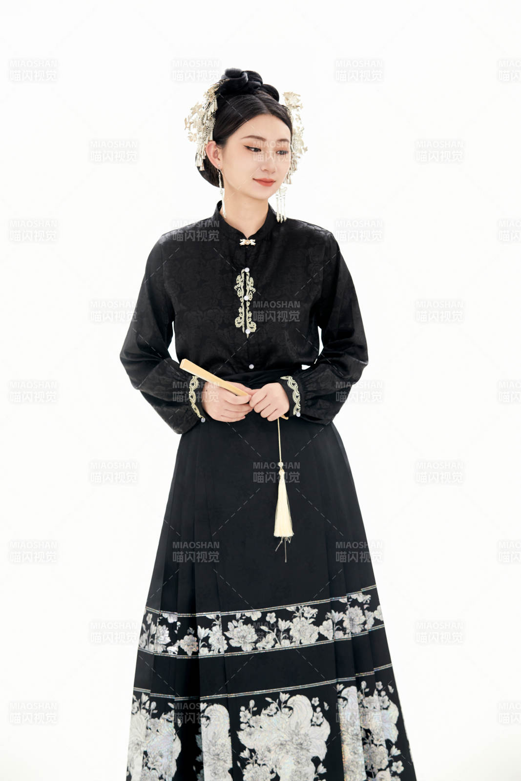 白色背景下穿著明制漢服服飾馬面裙的少女