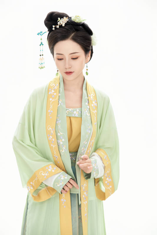 白色背景下穿着南北宋朝汉服的少女