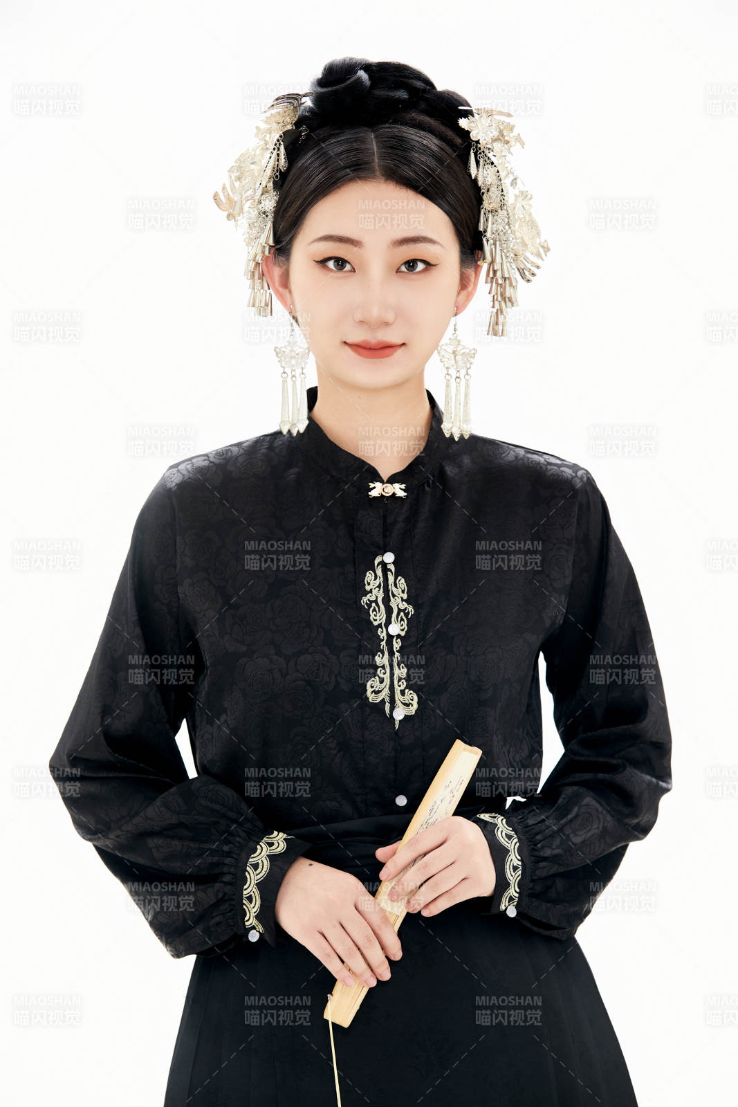 白色背景下穿著明制漢服服飾馬面裙的少女