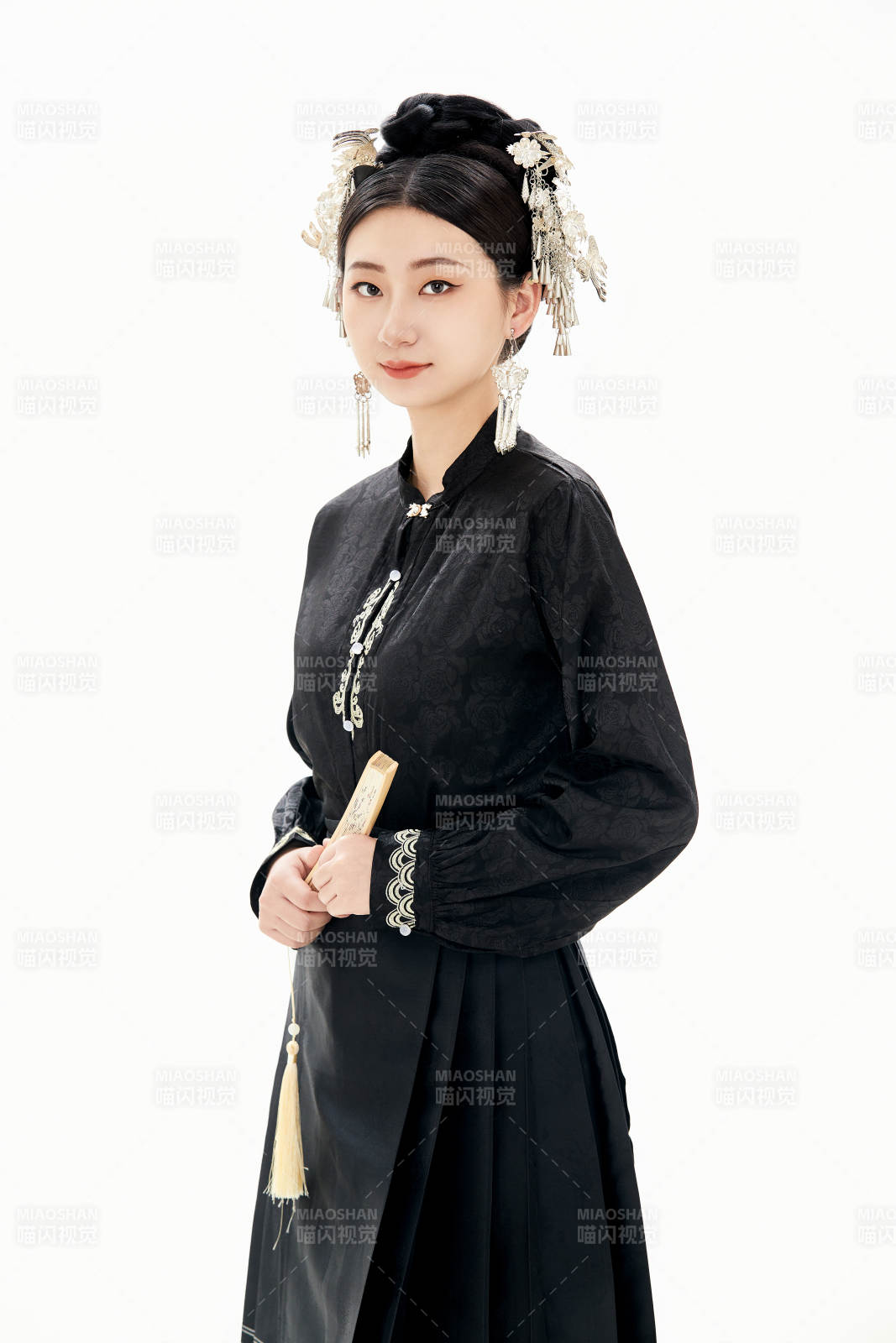 白色背景下穿著明制漢服服飾馬面裙的少女
