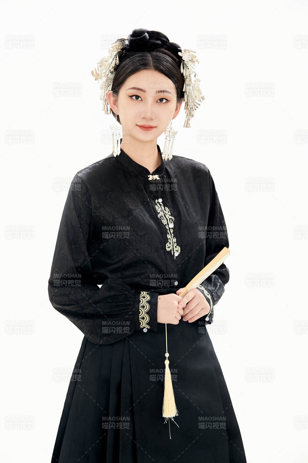 白色背景下穿著明制漢服服飾馬面裙的少女