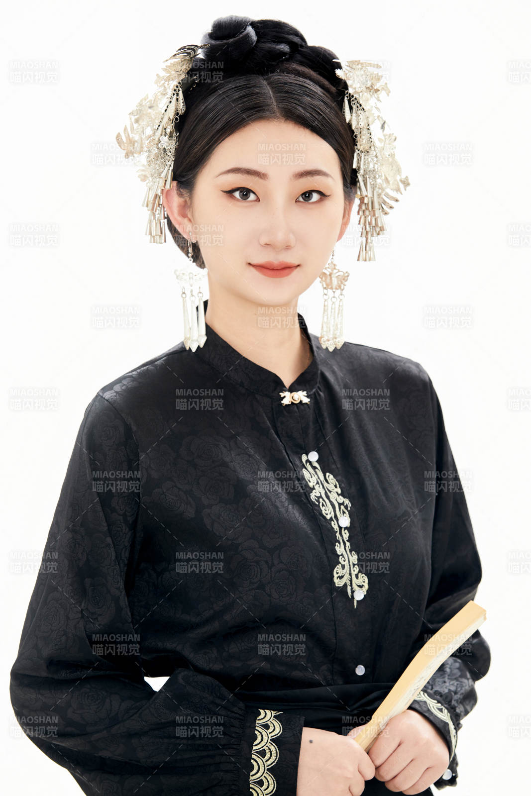 白色背景下穿著明制漢服服飾馬面裙的少女