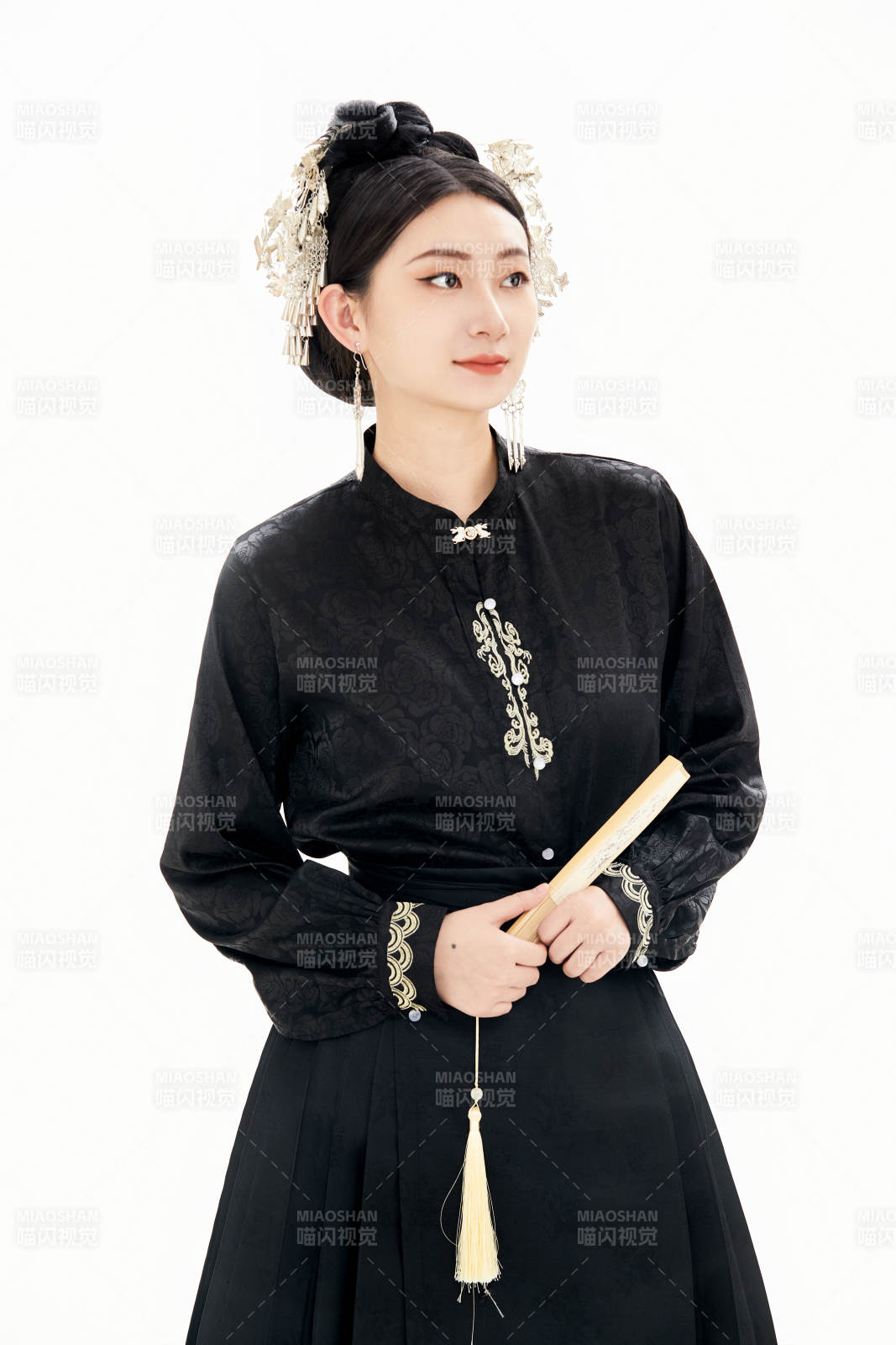 白色背景下穿著明制漢服服飾馬面裙的少女