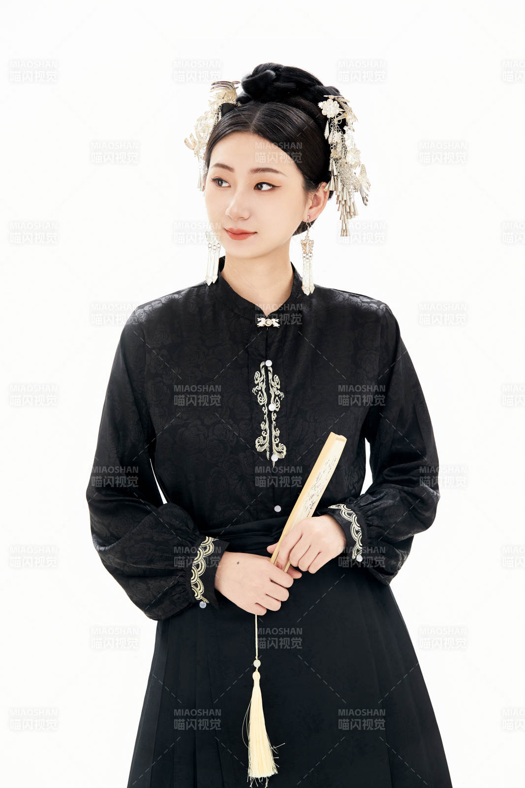 白色背景下穿著明制漢服服飾馬面裙的少女