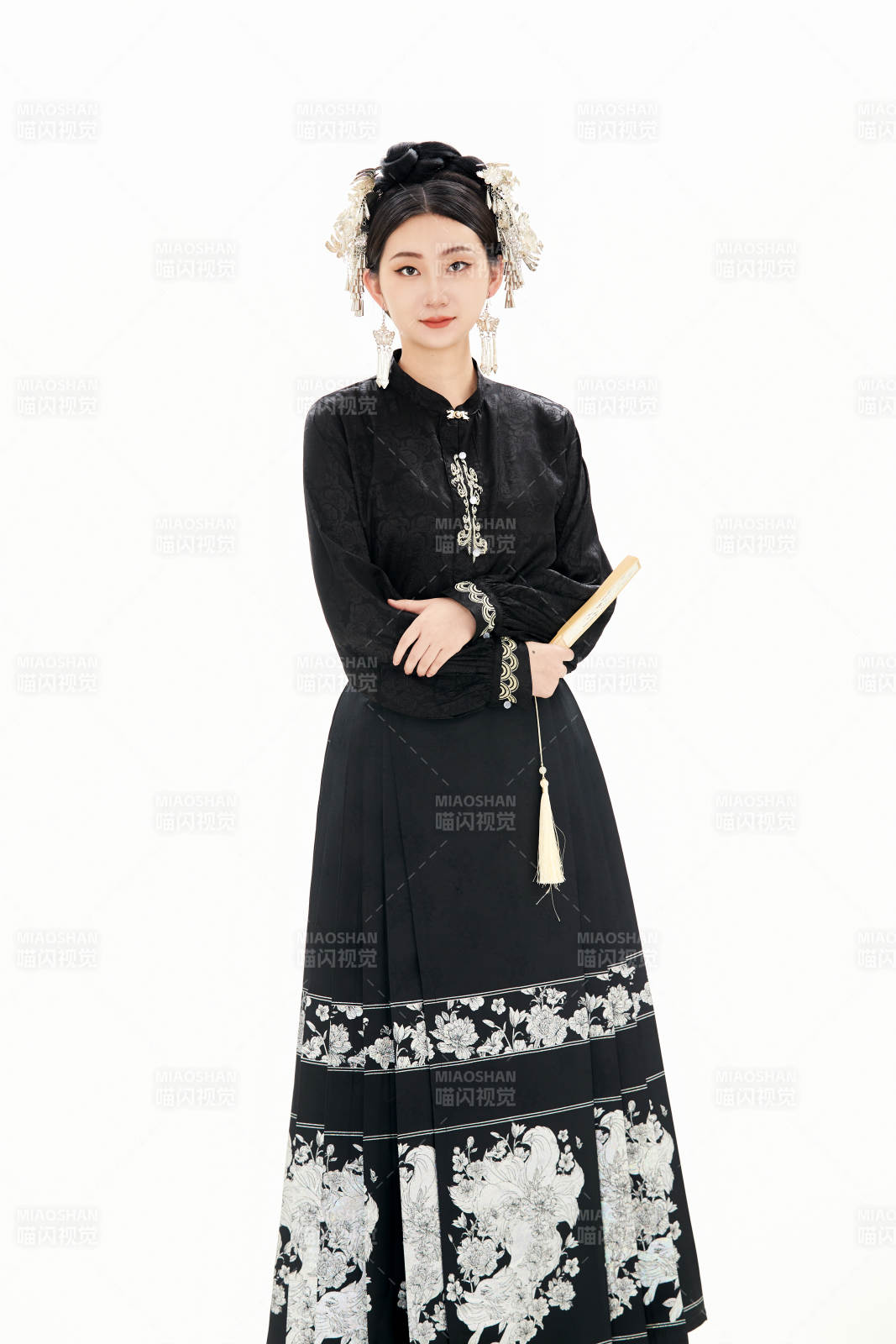 白色背景下穿著明制漢服服飾馬面裙的少女