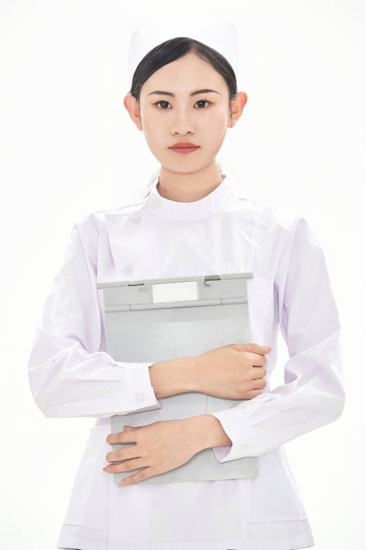 身穿护士服佩戴听诊器的女性医护人员