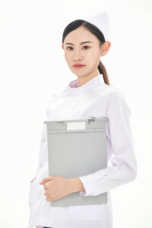 身穿护士服佩戴听诊器的女性医护人员