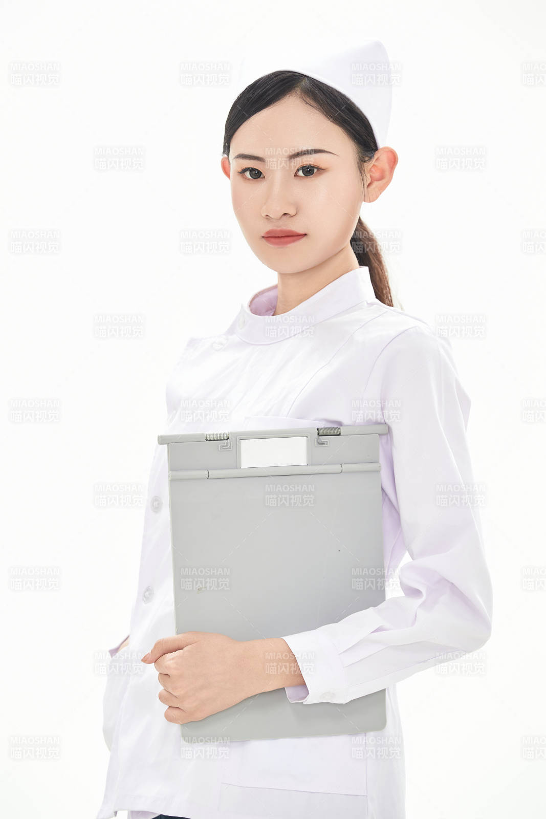 身穿护士服佩戴听诊器的女性医护人员