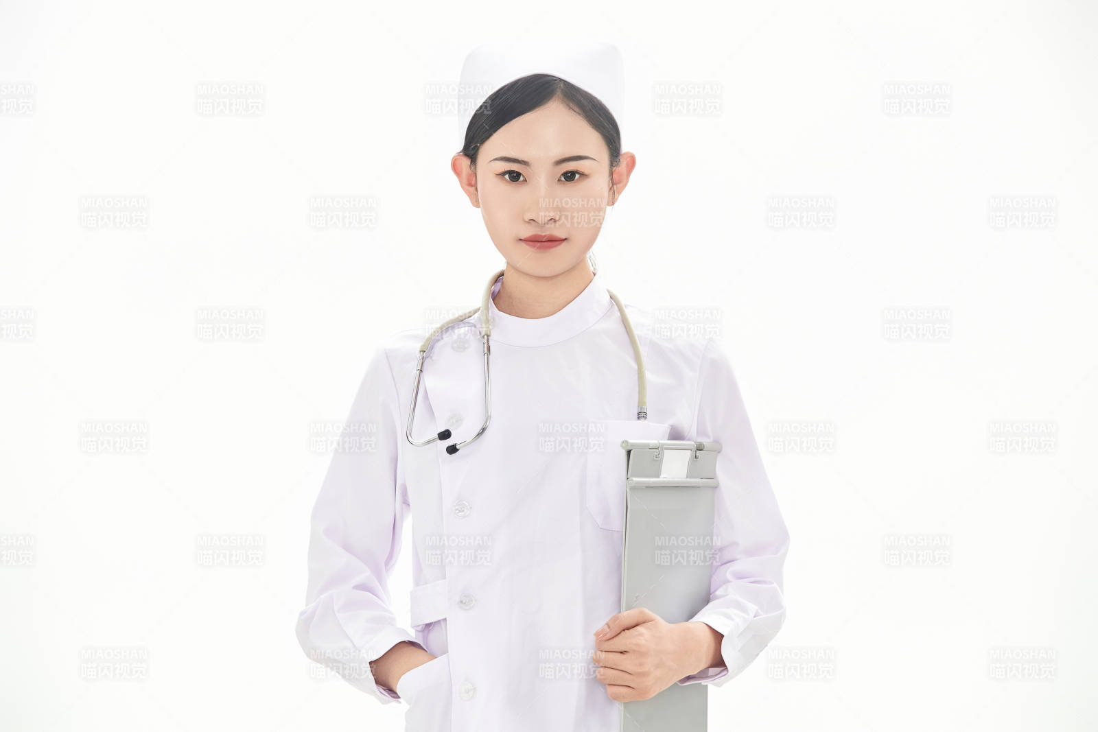 身穿護士服佩戴聽診器的女性醫護人員