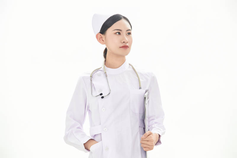 身穿护士服佩戴听诊器的女性医护人员