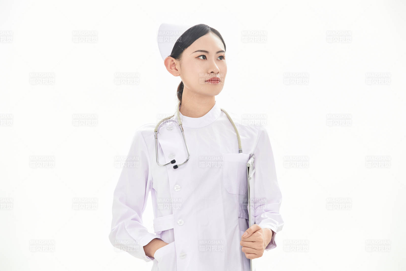 身穿护士服佩戴听诊器的女性医护人员