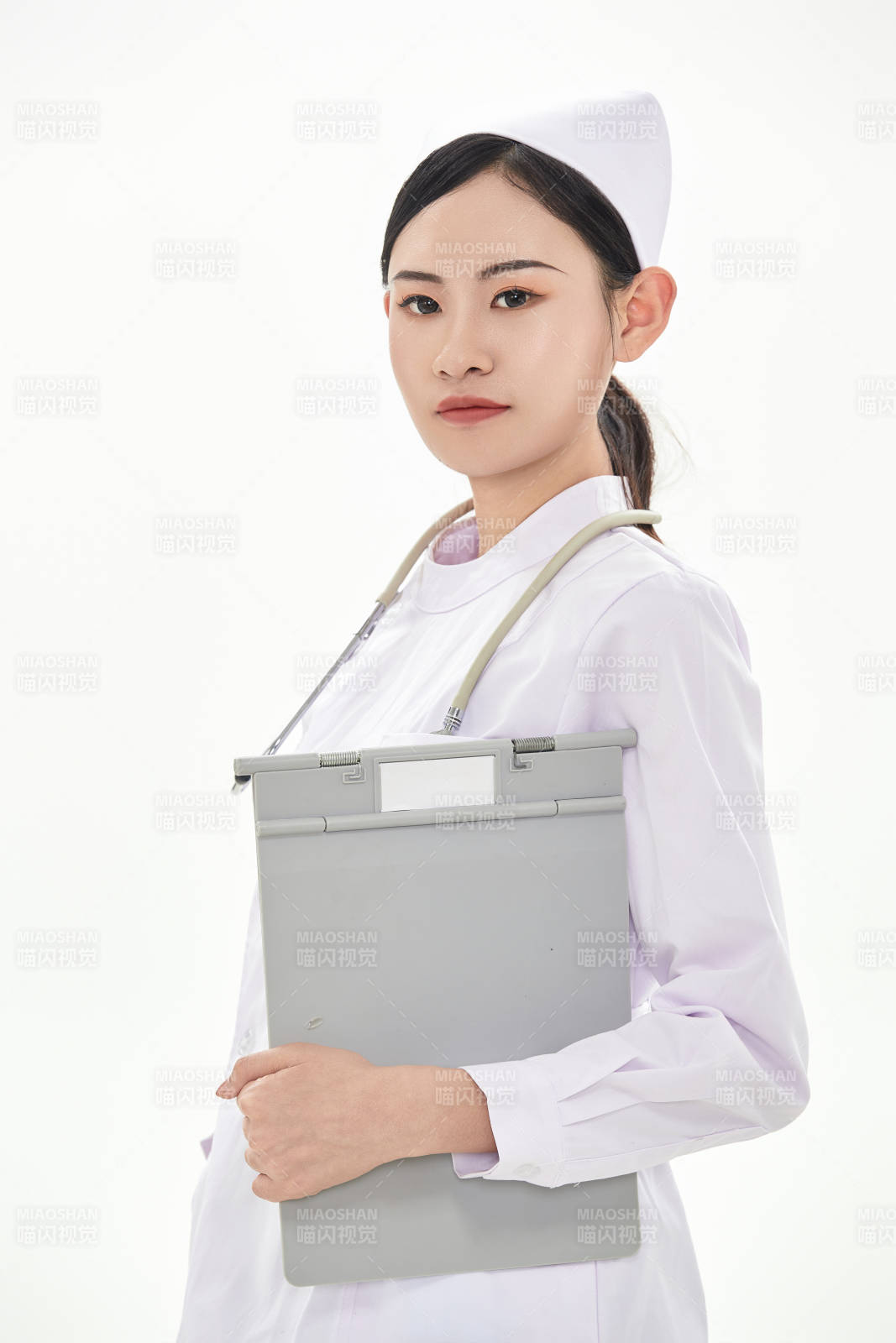 身穿护士服佩戴听诊器的女性医护人员