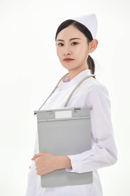 身穿护士服佩戴听诊器的女性医护人员