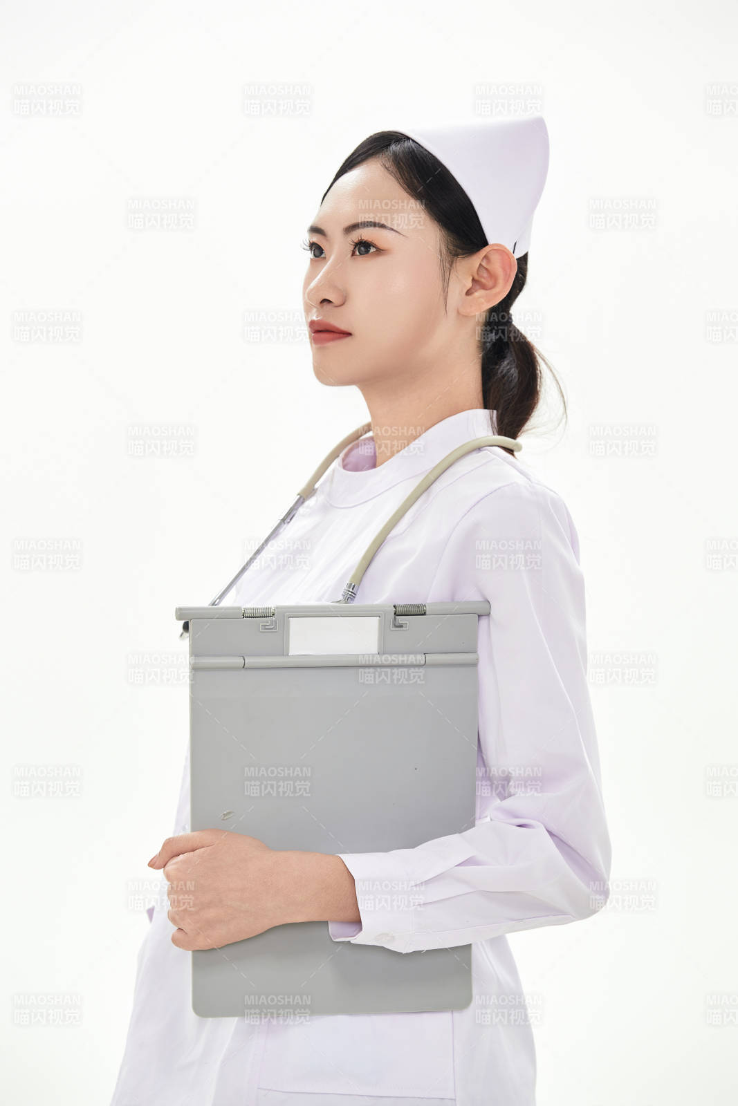 身穿護士服佩戴聽診器的女性醫護人員