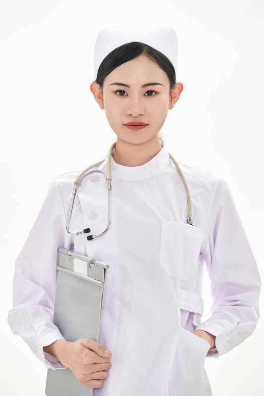 身穿护士服佩戴听诊器的女性医护人员