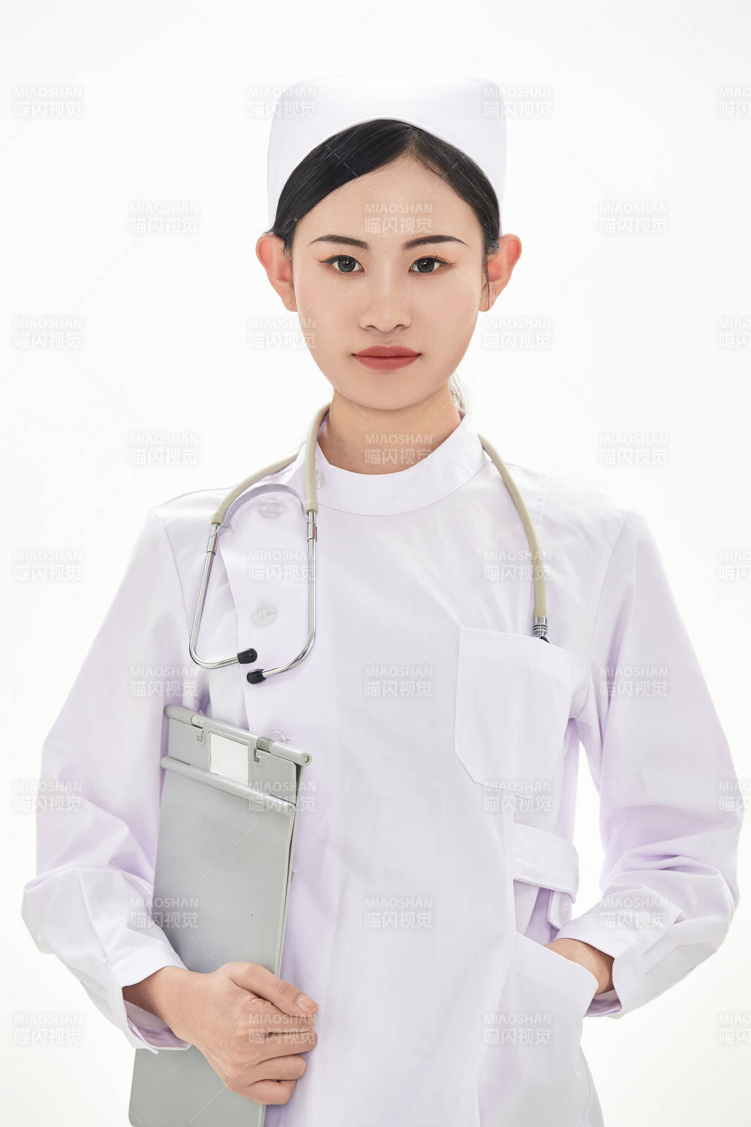 身穿护士服佩戴听诊器的女性医护人员