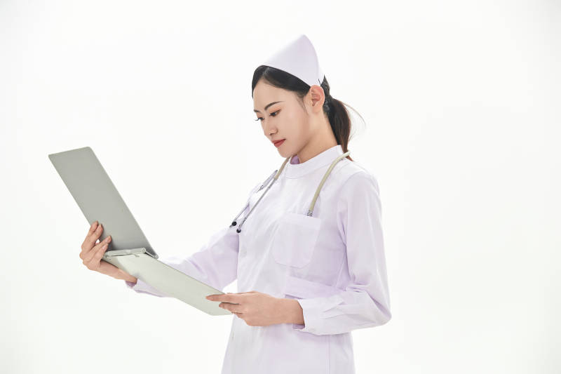 身穿护士服佩戴听诊器的女性医护人员