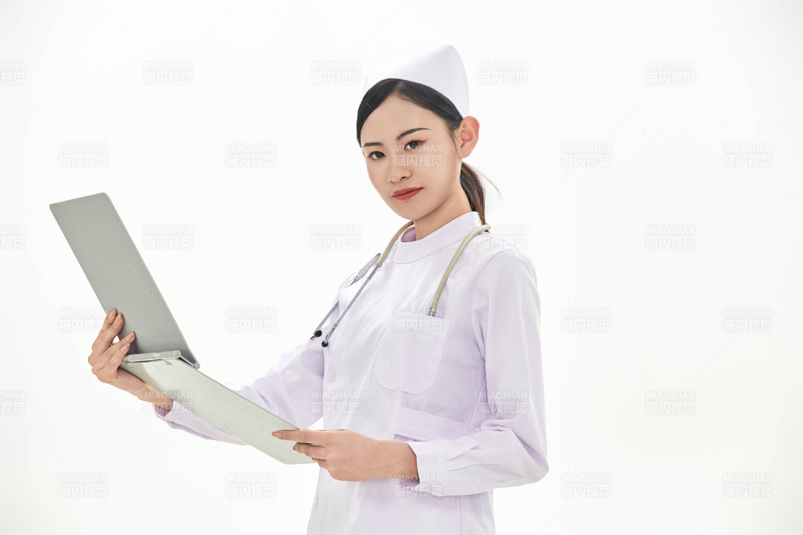 身穿护士服佩戴听诊器的女性医护人员