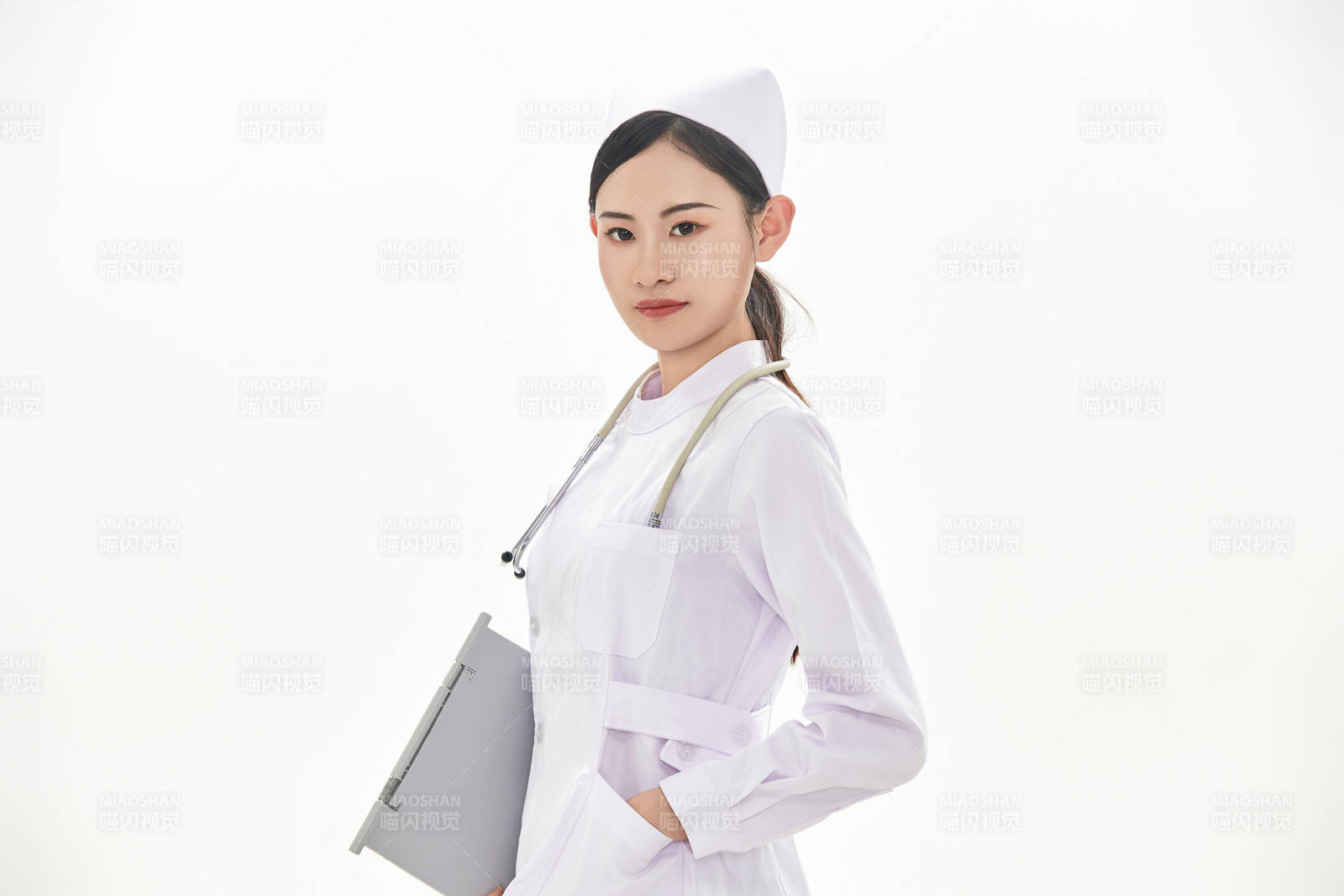 身穿護士服佩戴聽診器的女性醫護人員