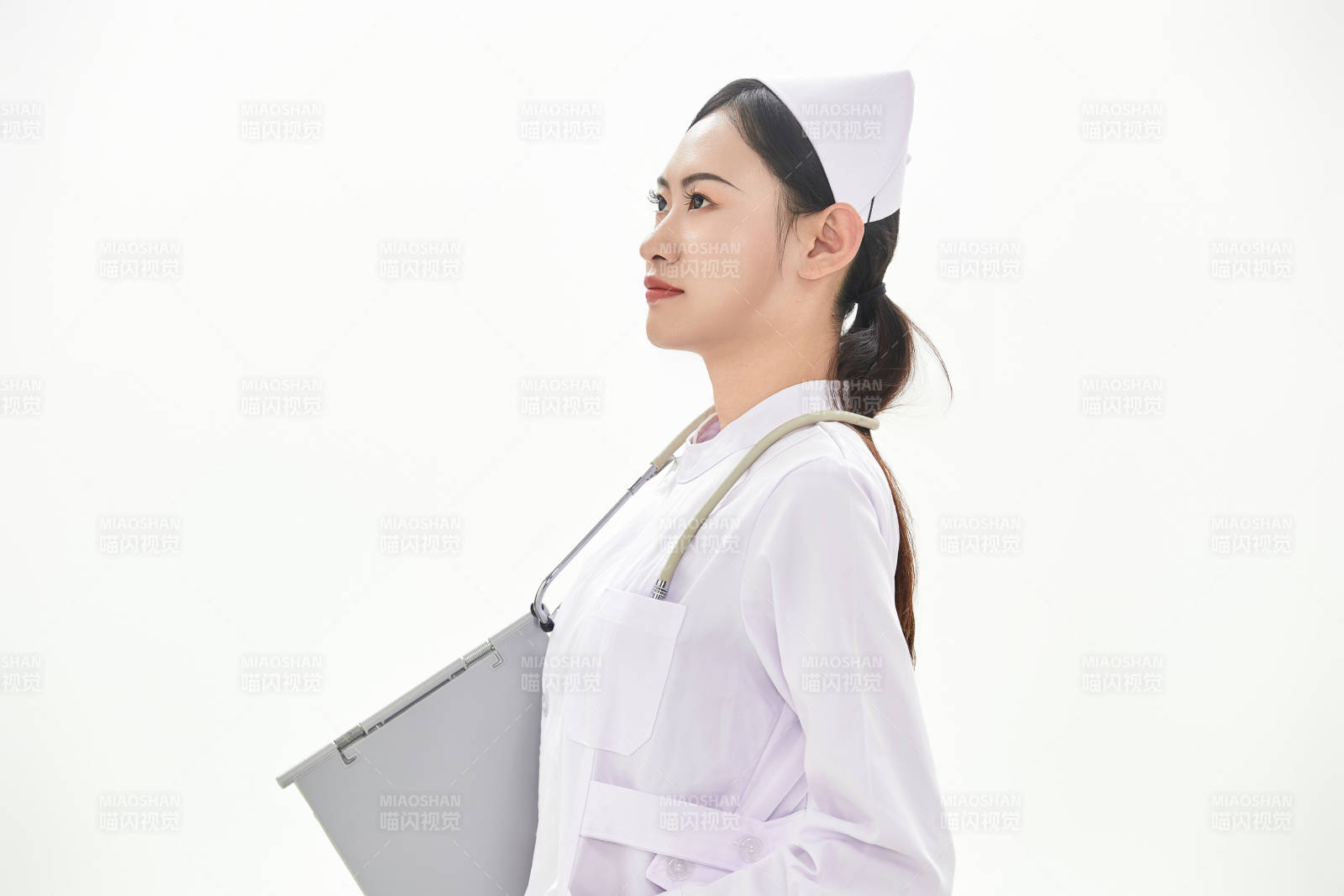 身穿護士服佩戴聽診器的女性醫護人員