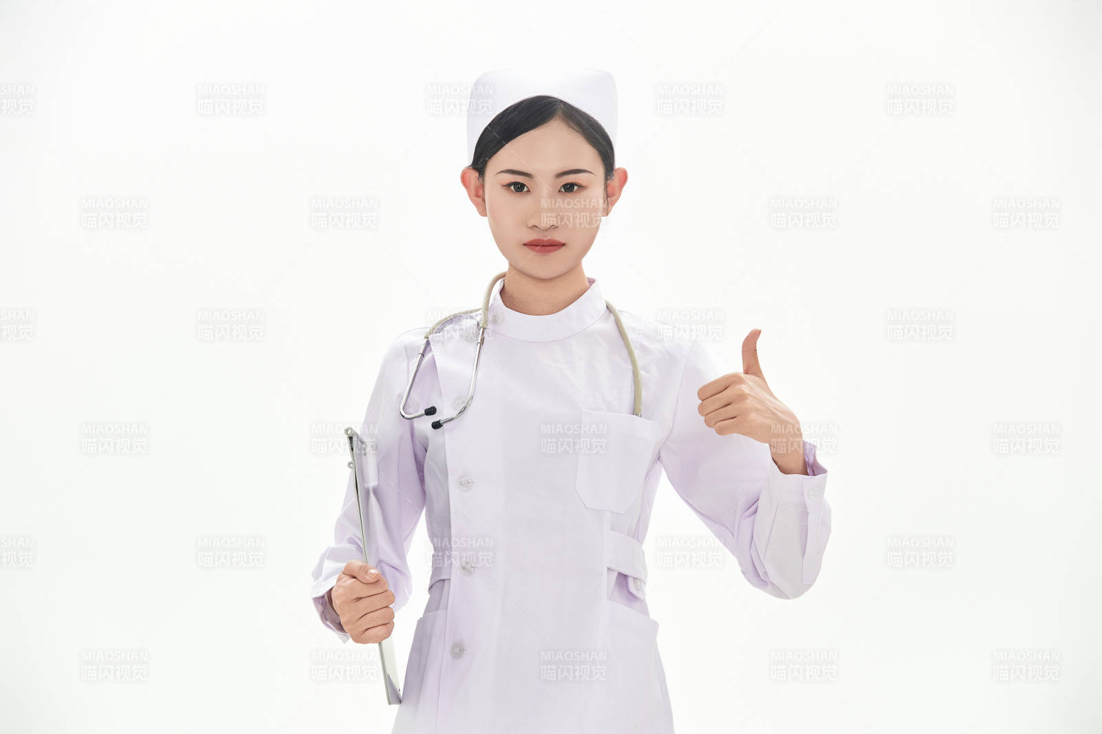 身穿護士服佩戴聽診器的女性醫護人員