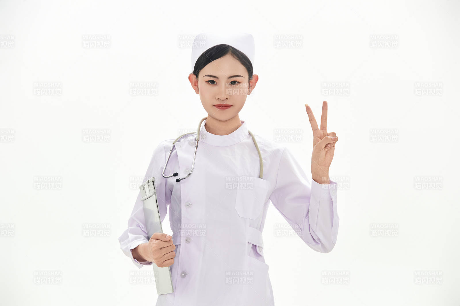 身穿護士服佩戴聽診器的女性醫護人員