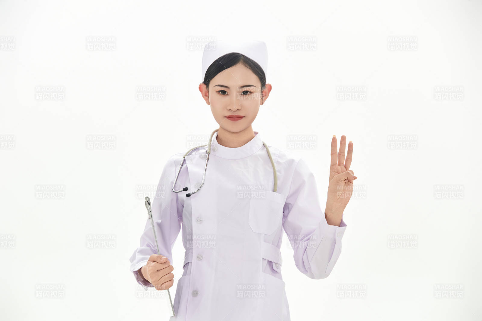 身穿護士服佩戴聽診器的女性醫護人員