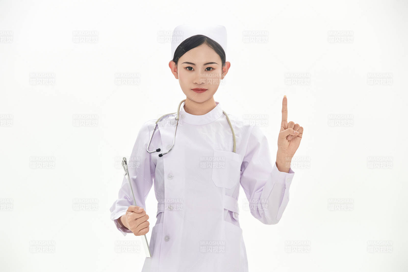 身穿護士服佩戴聽診器的女性醫護人員