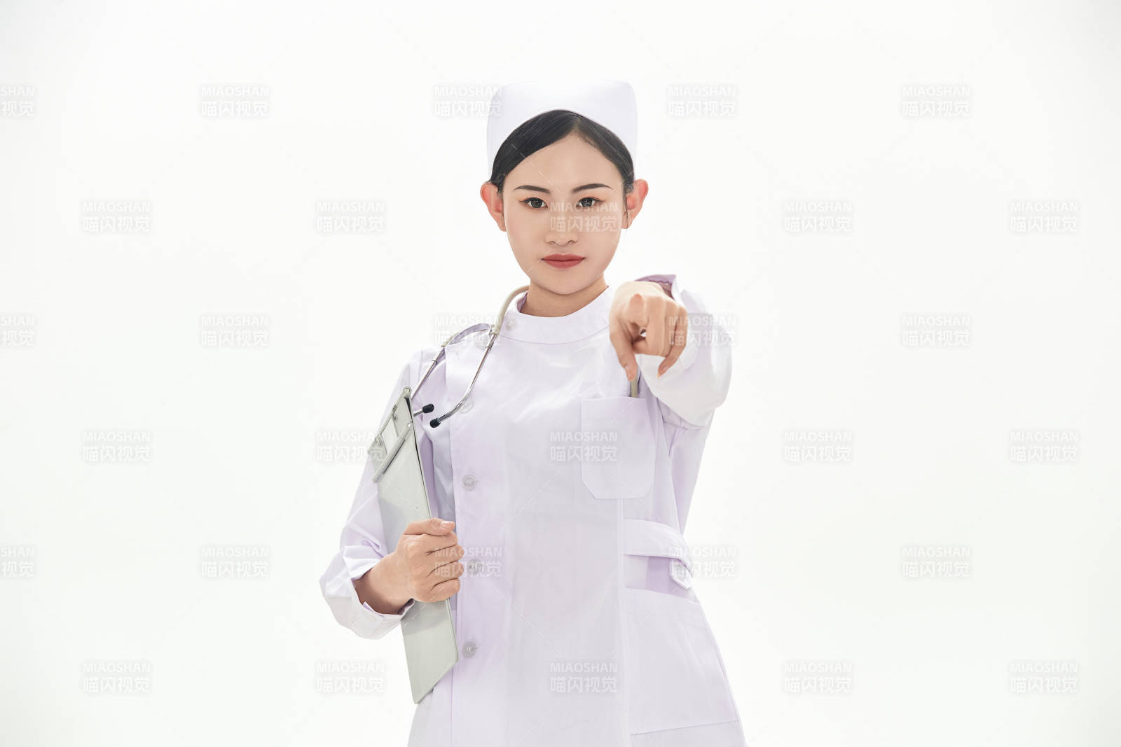 身穿護士服佩戴聽診器的女性醫(yī)護人員