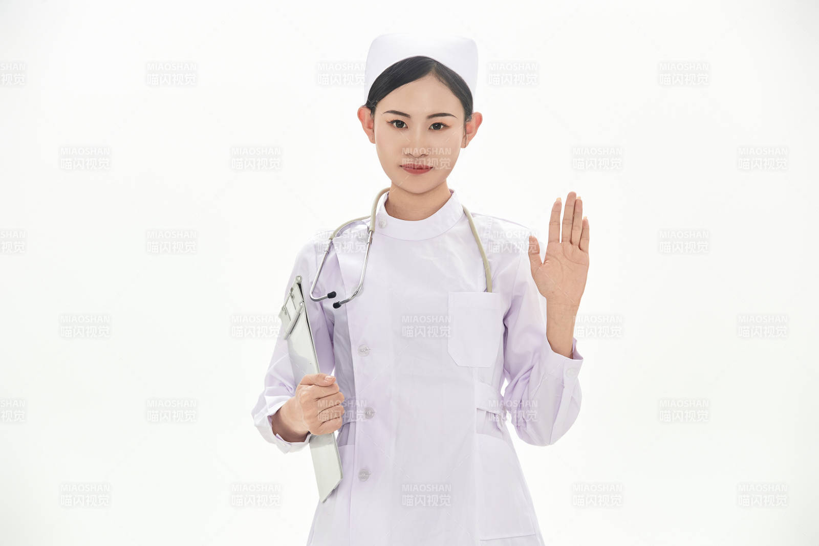 身穿護士服佩戴聽診器的女性醫護人員