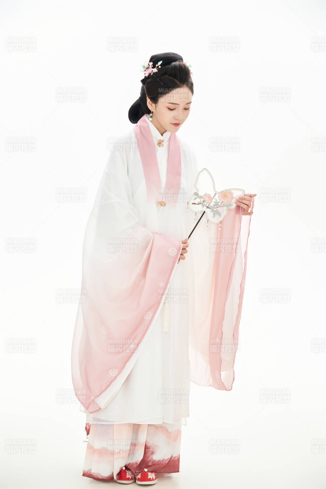 白色背景下穿著魏晉制漢服的少女