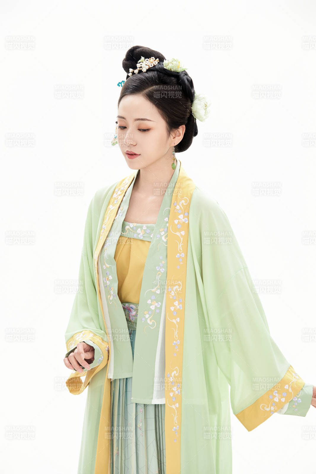 白色背景下穿着南北宋朝汉服的少女图片