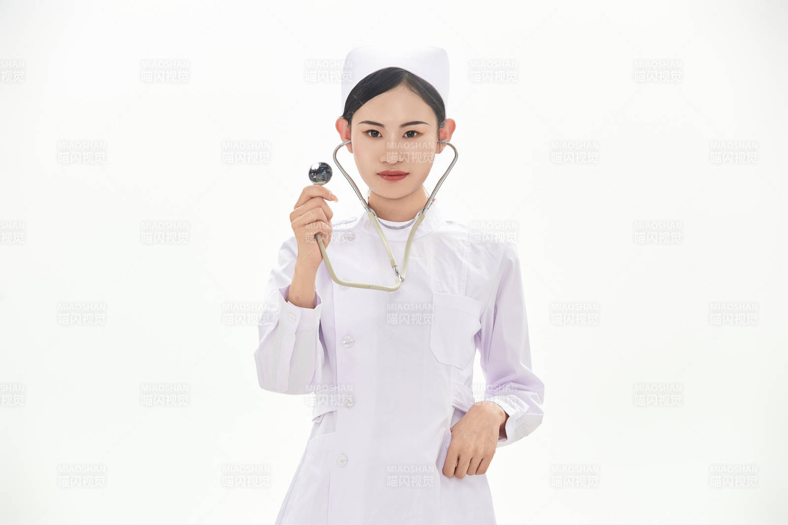身穿護士服佩戴聽診器的女性醫(yī)護人員