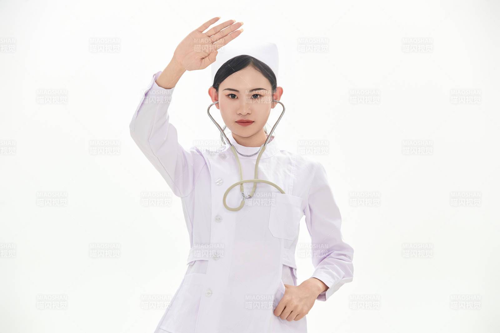 身穿護士服佩戴聽診器的女性醫(yī)護人員