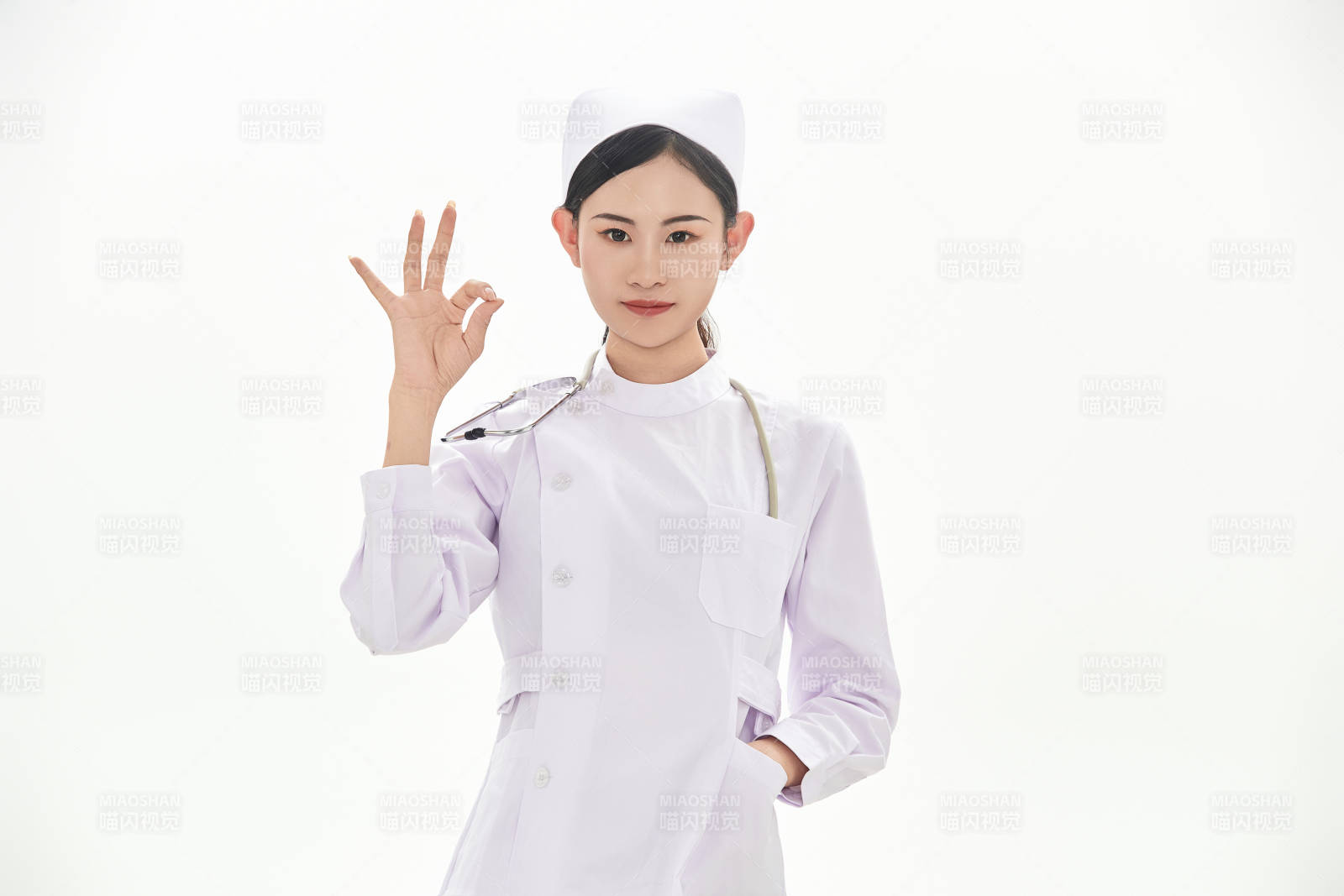 身穿護士服佩戴聽診器的女性醫(yī)護人員